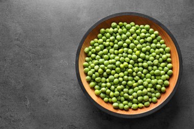 Gri arka plan, üstten görünüm üzerinde yeşil bezelye ile plaka