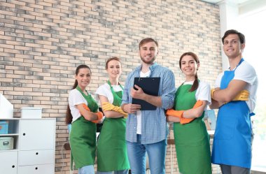 Profesyonel kapıcı üniformalı kapalı ekibi