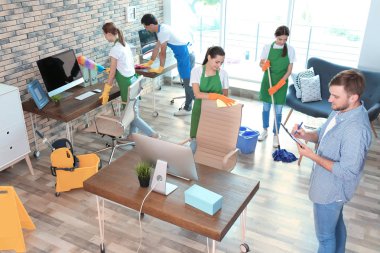 Profesyonel kapıcı üniformalı ofis temizlik ekibi