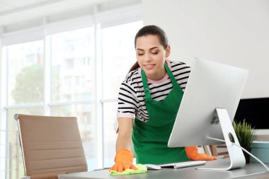 Genç kadın önlük ve eldiven office Temizleme