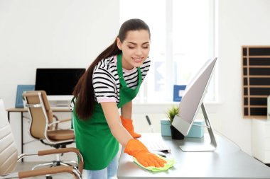 Genç kadın önlük ve eldiven office Temizleme