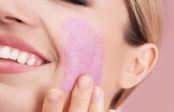 Mujer Joven Que Aplica Exfoliación Natural Cara Contra Fondo Color — Foto de Stock