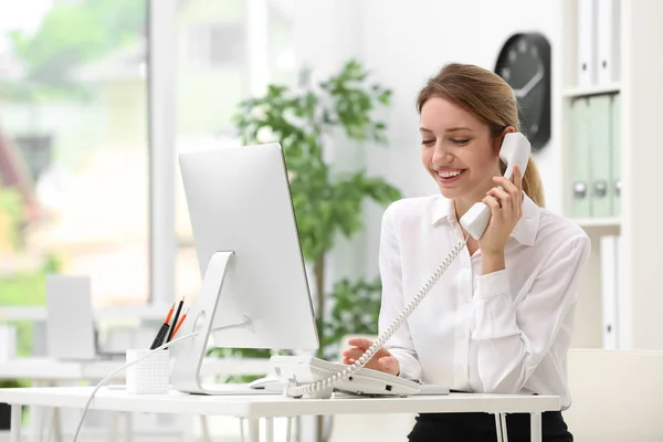 Empfangsdame Telefoniert Schreibtisch Büro — Stockfoto