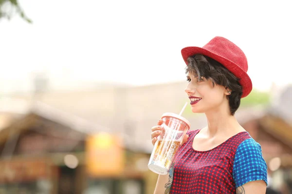 Молода Жінка Чашкою Смачного Лимонаду Відкритому Повітрі — стокове фото