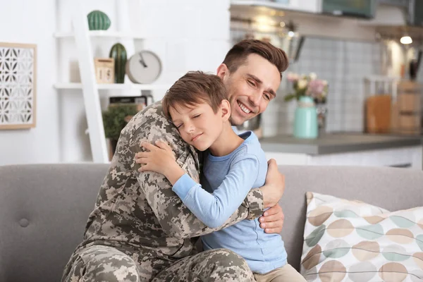 Jovem Uniforme Militar Com Seu Filhinho Casa — Fotografia de Stock