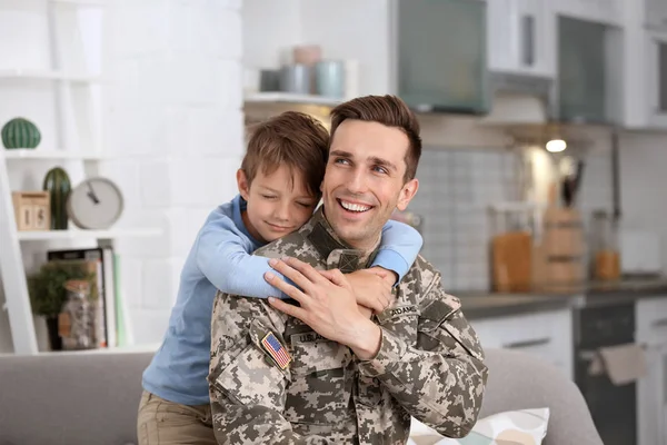 Jonge Man Militair Uniform Met Zijn Zoontje Thuis — Stockfoto