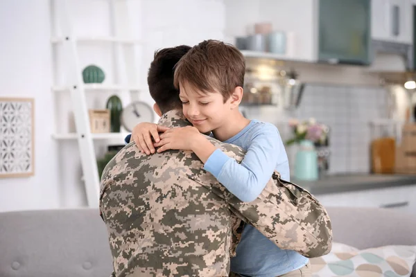 Νεαρός Άνδρας Στρατιωτική Στολή Τον Μικρό Γιο Της Στο Σπίτι — Φωτογραφία Αρχείου