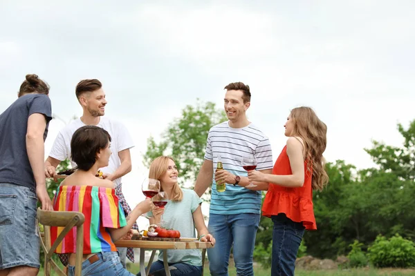 Jonge Mensen Hebben Barbecue Aan Tafel Buiten — Stockfoto