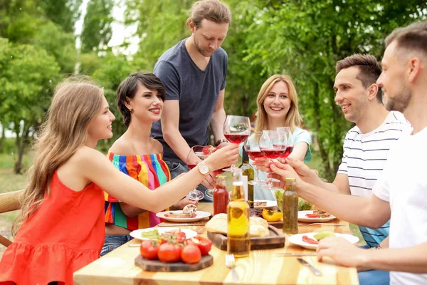 Jongeren Met Glazen Wijn Aan Tafel Buiten Zomer Barbecue — Stockfoto