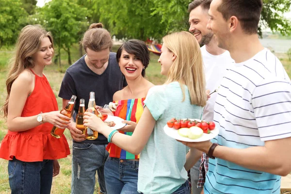 Jóvenes Con Botellas Cerveza Comida Aire Libre Barbacoa Verano —  Fotos de Stock