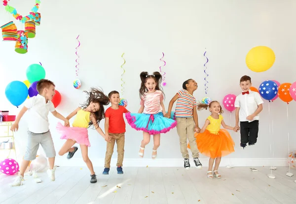 Lindos Niños Pequeños Fiesta Cumpleaños Interiores —  Fotos de Stock