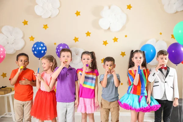 Bambini Adorabili Con Ventilatori Del Partito All Interno Festa Compleanno — Foto Stock