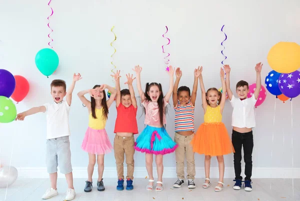 Adorables Niños Pequeños Fiesta Cumpleaños Interior —  Fotos de Stock