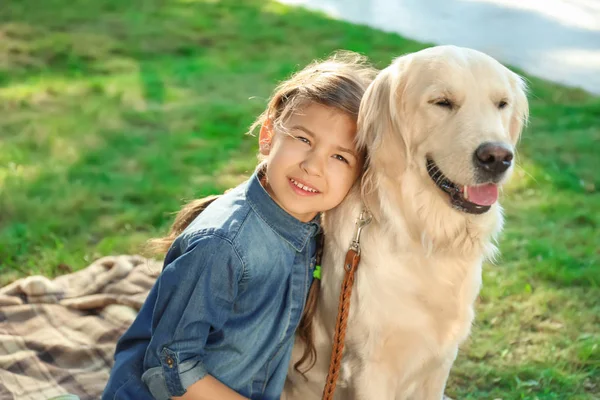 Lindo Niño Pequeño Con Mascota Parque Verde — Foto de Stock