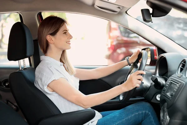 Mulher Bonita Feliz Dirigindo Carro Moderno — Fotografia de Stock