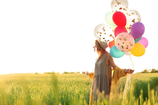 Jeune Femme Avec Des Ballons Colorés Extérieur Jour Ensoleillé — Photo