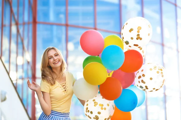 Jonge Vrouw Met Kleurrijke Ballonnen Buitenshuis Een Zonnige Dag — Stockfoto