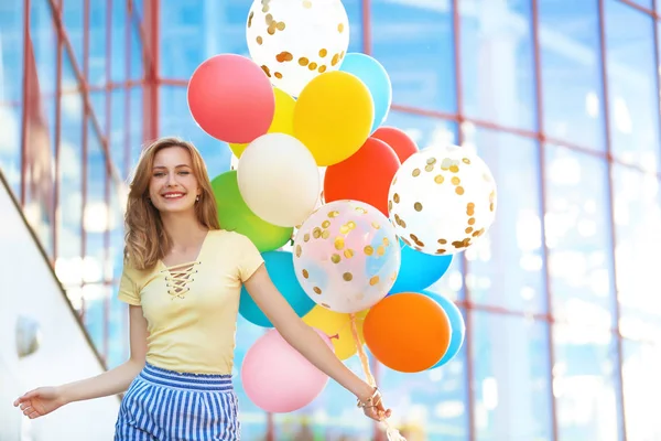 Mujer Joven Con Globos Colores Aire Libre Día Soleado — Foto de Stock