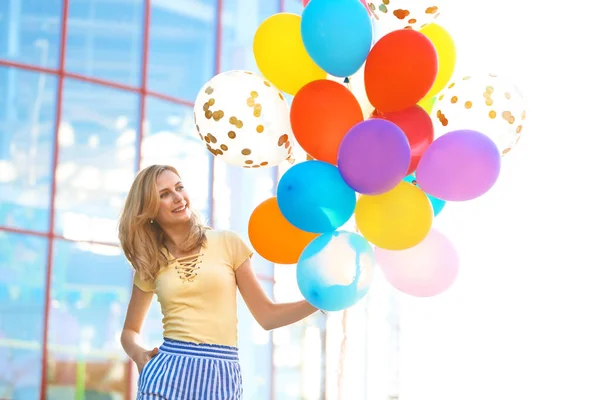 Jonge Vrouw Met Kleurrijke Ballonnen Buitenshuis Een Zonnige Dag — Stockfoto