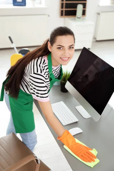 Junge Frau Schürze Und Handschuhen Putzt Büro — Stockfoto