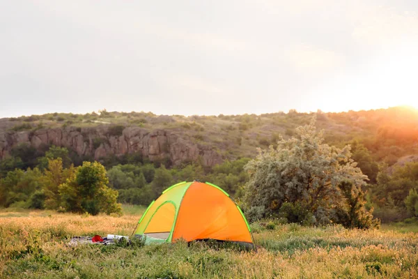 Petite Tente Camping Pleine Nature Par Temps Ensoleillé — Photo
