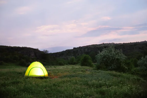 Alacakaranlıkta Dışarıda Parlayan Küçük Bir Kamp Çadırı — Stok fotoğraf