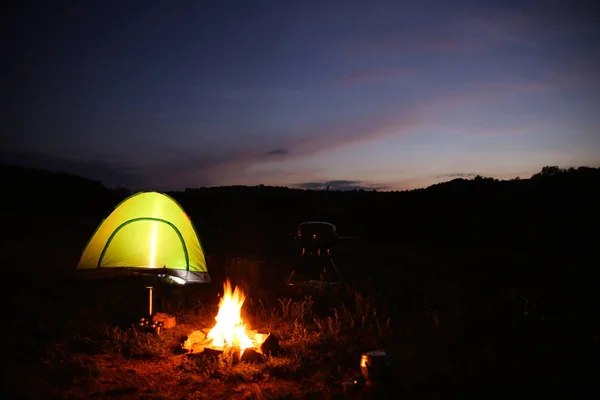 Camping Namiot Pobliżu Małe Ognisko Nocy — Zdjęcie stockowe