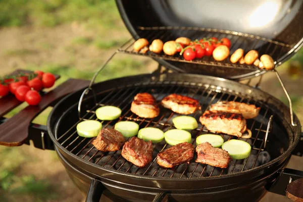 Modern Grill Meat Vegetables Outdoors Closeup Camping Cookout — Stock Photo, Image