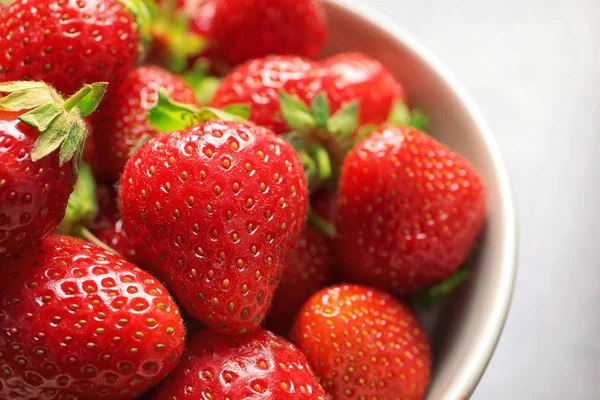 Kom Met Rijpe Aardbeien Grijze Achtergrond Close — Stockfoto