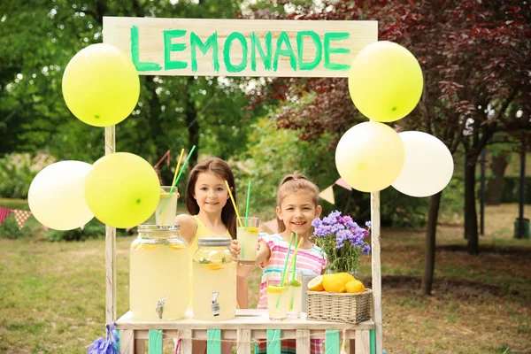 Kleine Mädchen Limonadenstand Park — Stockfoto