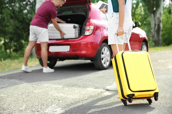 Pareja Joven Con Maletas Llenas Para Viaje Verano Cerca Del — Foto de Stock