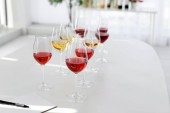 Brýle s lahodnými víny na stůl doma