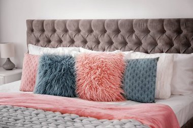 Otel odasında yatakta kabarık yastıklar