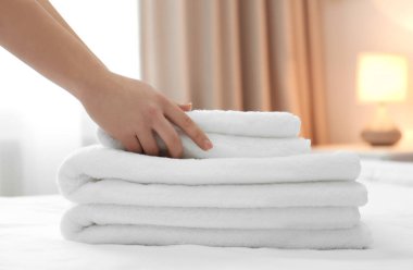 Otel Oda havlu yığını ile Oda hizmetçisi