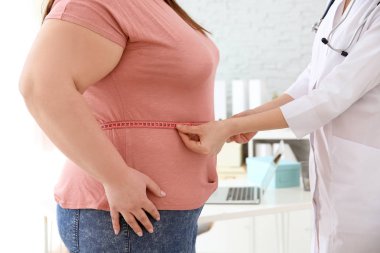 Kadın doktor bel kilolu Kadın Kliniği bandıyla ölçme ile ölçme