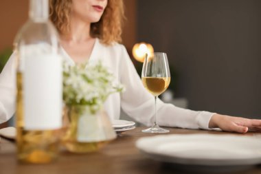 Şarap Restoran masada kadınla