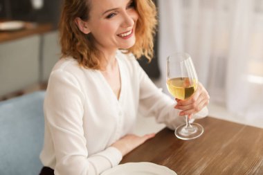 Şarap Restoran masada kadınla