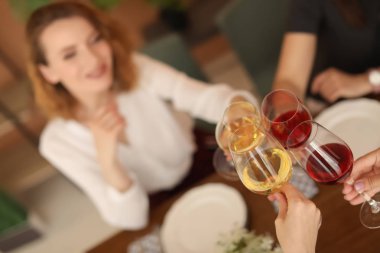 Masada lezzetli şarap gözlüklü genç insanlar