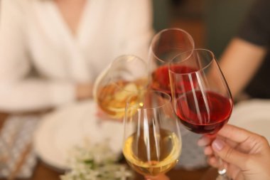 Lezzetli şarap kapalı gözlüklü genç insanlar