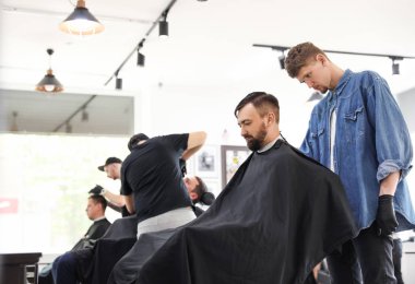 Profesyonel kuaför müşteri Kuaför Salon ile çalışma. Hippi moda
