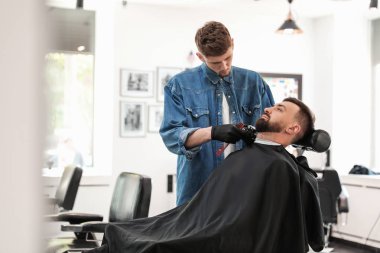 Profesyonel kuaför müşteri Kuaför Salon ile çalışma. Hippi moda