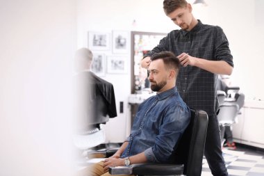 Profesyonel kuaför müşteri Kuaför Salon ile çalışma. Hippi moda