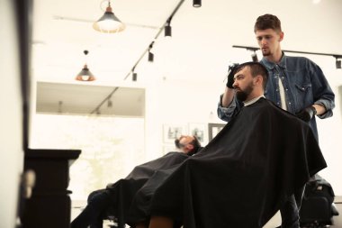 Profesyonel kuaför müşteri Kuaför Salon ile çalışma. Hippi moda
