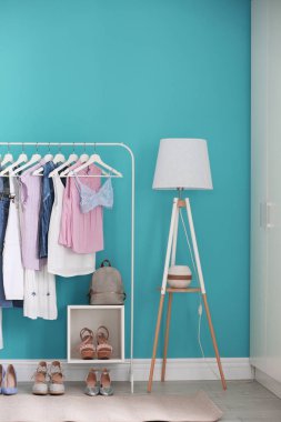 Şık giyinme odası iç giysi raf ile