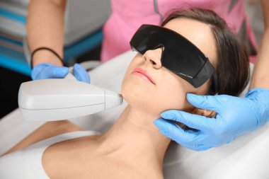 Genç kadın güzellik salonu lazer epilasyon yordamda geçiyor