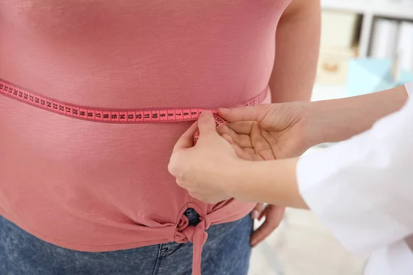 Kadın Doktor Bel Kilolu Kadın Kliniği Bandıyla Ölçme Ile Ölçme — Stok fotoğraf