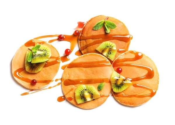 Pancake Lezat Dengan Kiwi Dan Sirup Latar Belakang Putih — Stok Foto