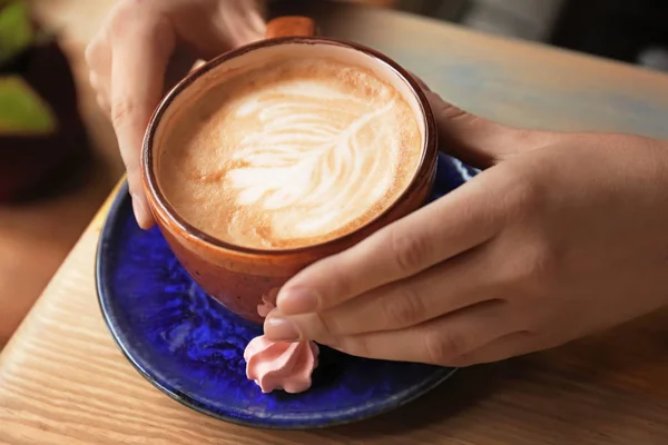 Wanita Dengan Secangkir Kopi Aromatik Dengan Busa Meja Kayu — Stok Foto