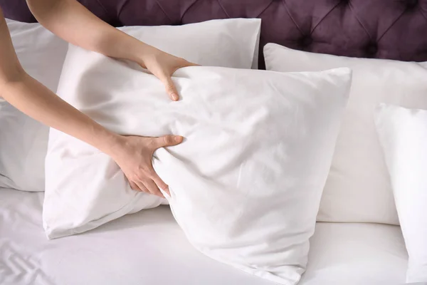 Young Woman Making Bed Closeup — Stock Photo, Image