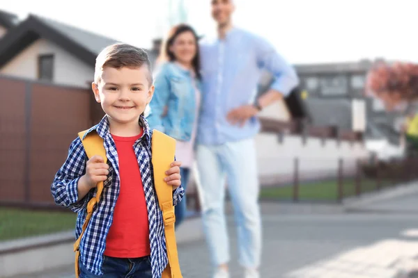 Jovens Pais Vendo Seu Pequeno Filho Para Escola — Fotografia de Stock